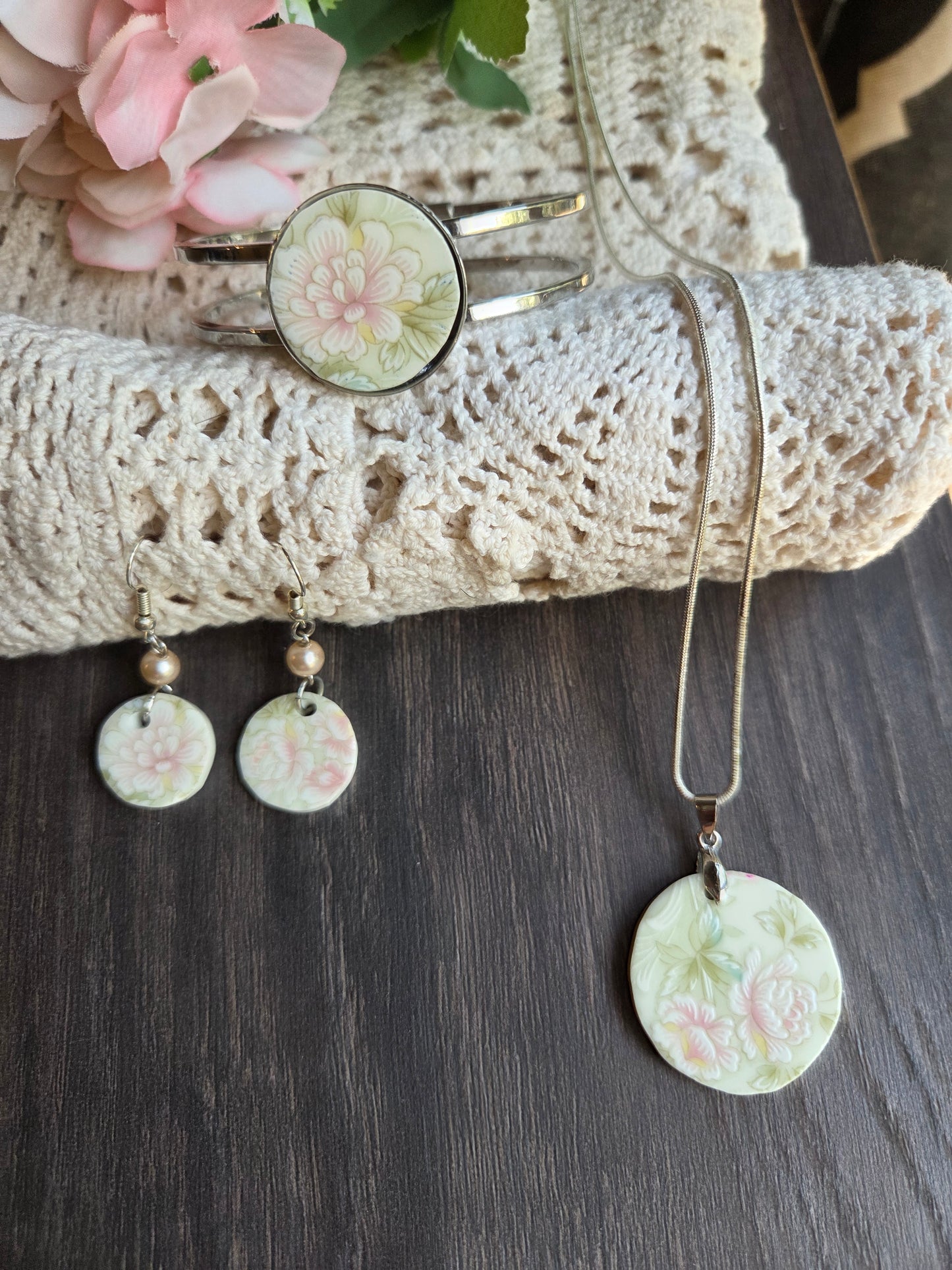 Necklace, earrings and bracelet Set. 11" .925 sterling Silver chain Broken china plate round pink flowers with matching earrings with 8" spring loaded bracelet set